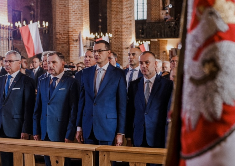 Gdańsk. Uroczystości Sierpnia '80. Złożenie kwiatów pod pomnikiem A. Walentynowicz i msza w św. Brygidzie