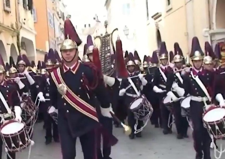  [video] "My, Pierwsza Brygada" grana przez uliczną orkiestrę w Grecji