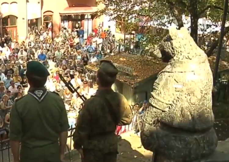  [Wideo] Rzeźba Misia Wojtka stanęła w Sopocie i... przyciągnęła tłumy!