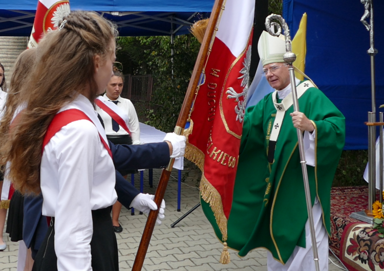 Abp Jędraszewski: Bóg gwarantem tego, że nauka nie ulegnie ideologiom, które usiłują wtargnąć do szkoły