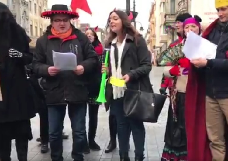  "Obrońcy demokracji" śpiewają "kolędę": "Pójdźmy wszyscy do stajenki, do KONUSA i panienki..." [video]