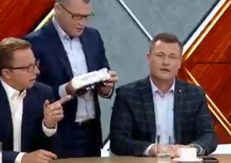  [video] Konsternacja na antenie TVP Info. Polityk PiS wręczył politykowi PSL cysternę wstydu