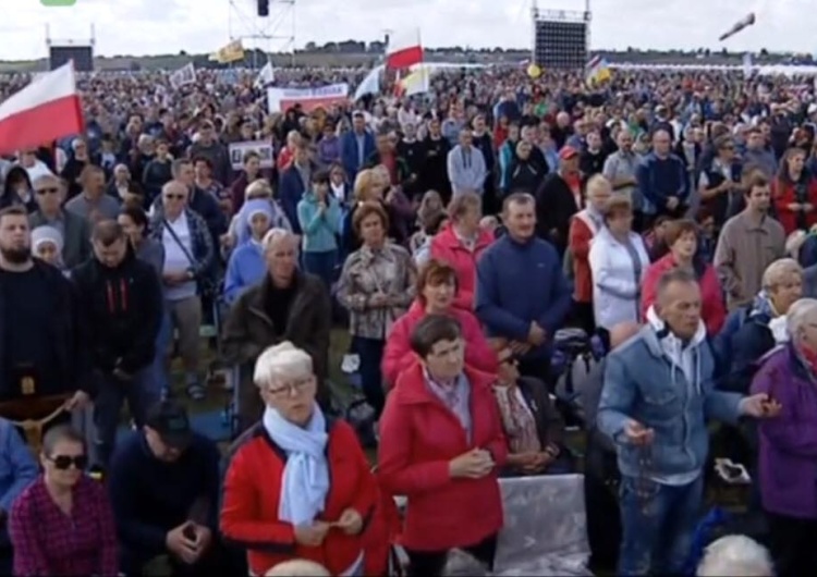  [video] Tłumy zebrane we Włocławku na akcji "Polska pod Krzyżem" odmówiły wspólnie Różaniec