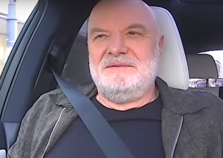 Andrzej Mleczko, rysownik "Polityki", w najnowszej karykaturze żartuje z chorych psychicznie...