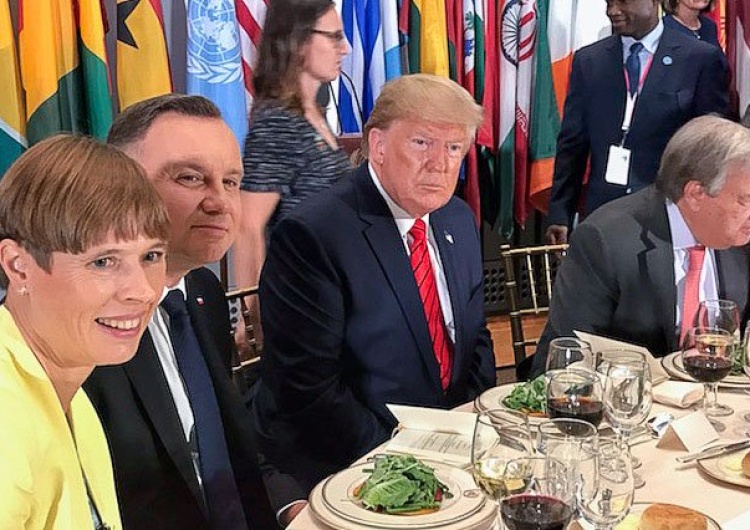 Prezydenci Duda i Trump przy głównym stole sekretarza generalnego ONZ. Trump gratuluje Dudzie