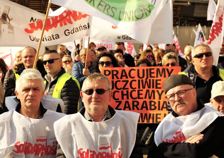 Pikieta przed Urzędem Wojewódzkim w Gdańsku w ramach protestu o "Piątkę Solidarności". Kwiecień 2019 r. Umiarkowany sukces