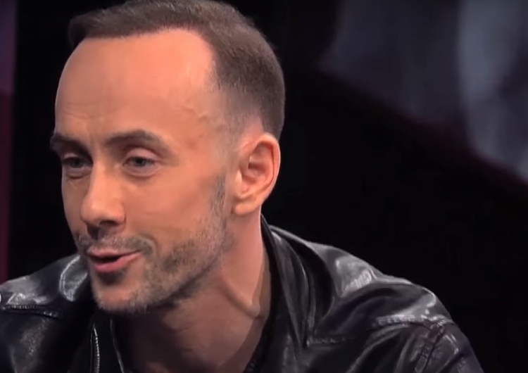  Adam Darski ps. "Nergal" znowu profanuje symbole religijne. Tym razem podeptał obraz Matki Boskiej