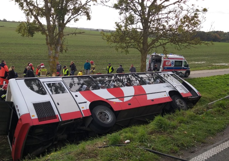 Warmińsko-Mazurskie: Wypadek autobusu przewożącego dzieci. Są ranni