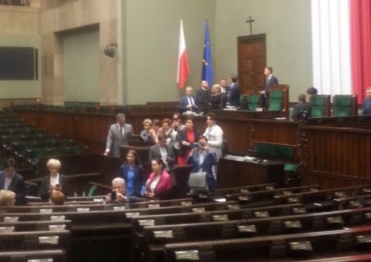 Posiedzenie Sejmu przełożone, ale "opozycja totalna" już blokuje mównicę