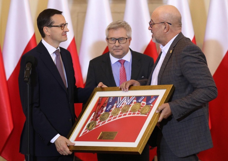Premier: "Gdy siatkarze wygrywają, to rosną skrzydła wszystkim Polakom. Gratuluję sukcesów..."