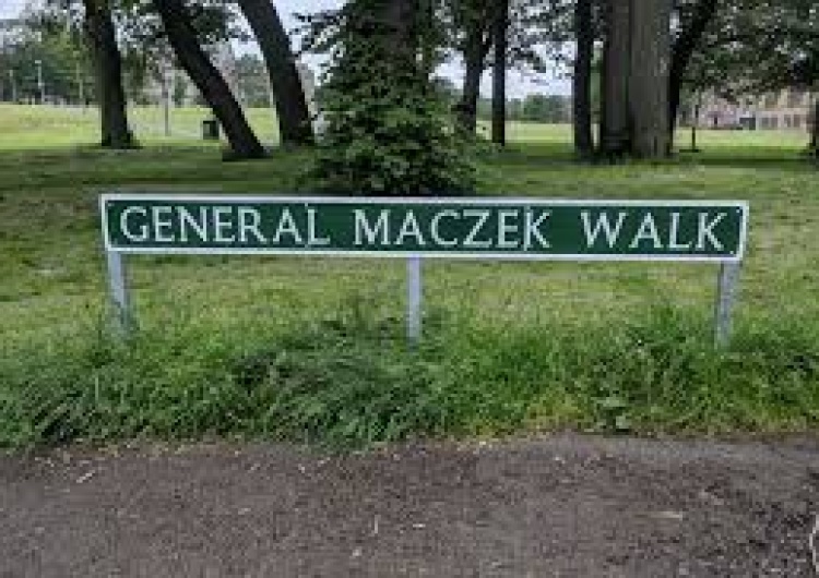 wikimedia commons Szkoci nadali trotuarowi imię gen. Maczka w hołdzie jego pamięci