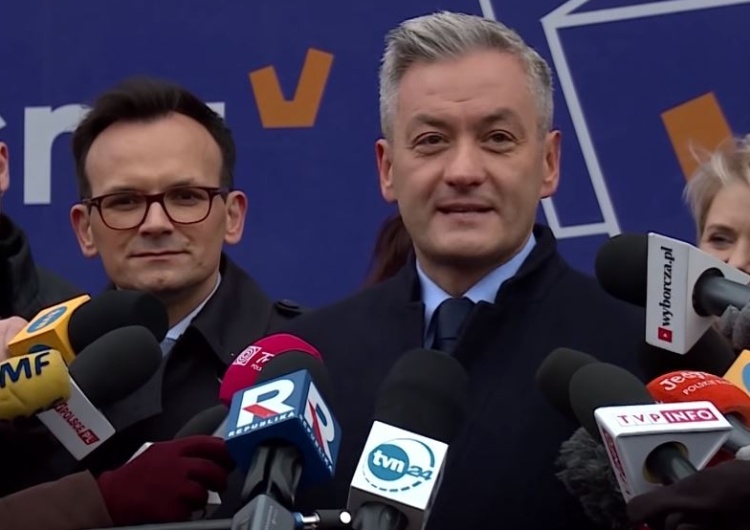 "Wpłaty były zatem monitorowane". Lukratywne posady za wpłaty na konto fundacji Biedronia?