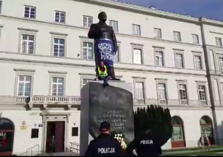 Działacz Obywateli RP wszedł na pomnik Lecha Kaczyńskiego z banerem. Zdjęcie udostępnia polityk PO
