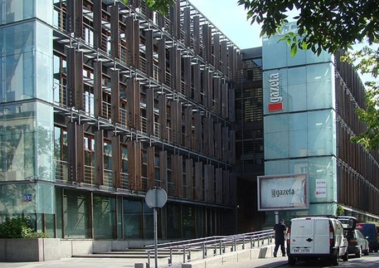 Rekordowe 61% frekwencji, a "Wyborcza"...: "PiS wygrał, demokracja wciąż w odwrocie"