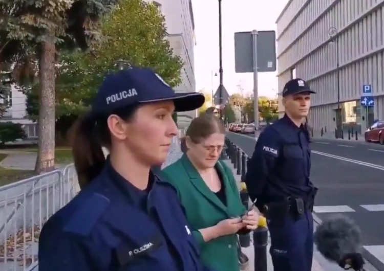  [video] "Obrońcy demokracji" nie pozwolili Krystynie Pawłowicz spokojnie zamówić taksówki pod Sejmem
