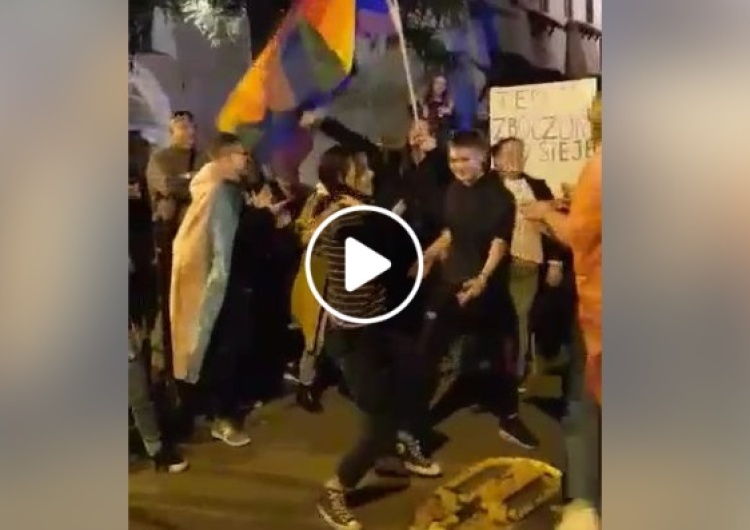  [video] Rocznica wyboru JPII na papieża. Środowiska LGBT urządzają sobie pod Oknem Papieskim dzikie wycia