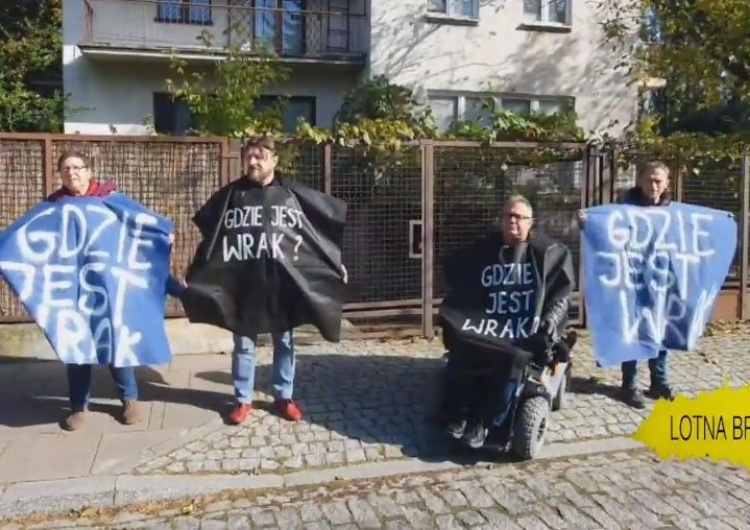  [video] Odrażające. "Obrońcy demokracji" pod domem brata tragicznie zmarłego L.Kaczyńskiego: "Gdzie wrak"