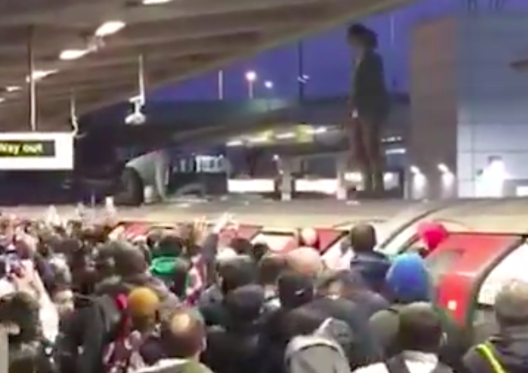  [video] Tak Londyńczycy poradzili sobie z ekoterrorystami, którzy usiłowali zablokować metro