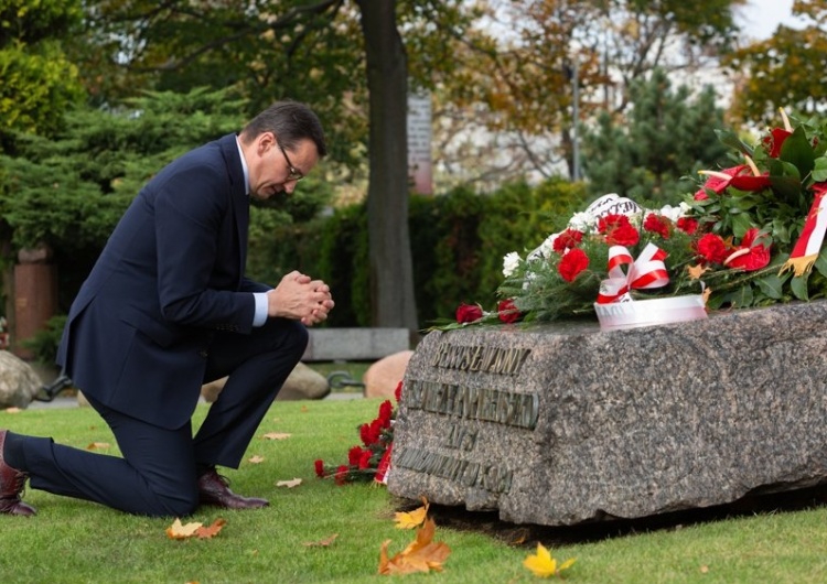  Obchody 35. rocznicy śmierci ks. Popiełuszki. Premier złożył wieniec na grobie błogosławionego