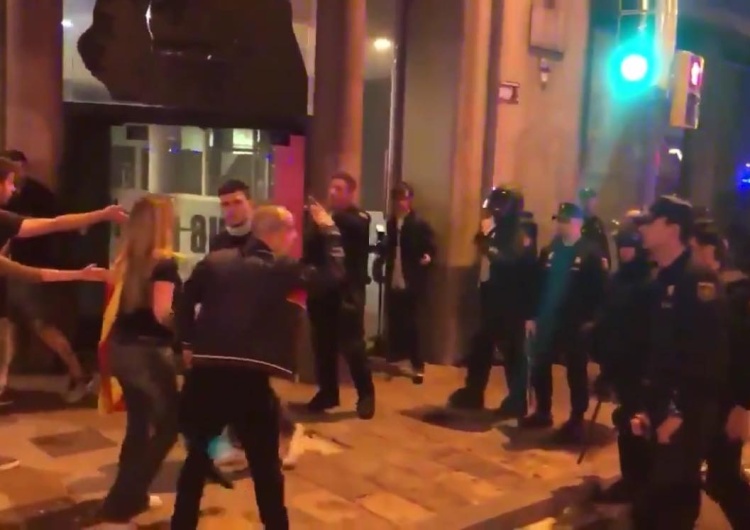  [video] Katalonia. Policja bije na ulicy. Śpiewak: "Liberalna demokracja została zabita przez liberałów"
