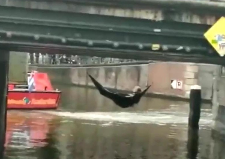  "[video] Tak w Amsterdamie zafundowano kąpiel ekoaktywistom