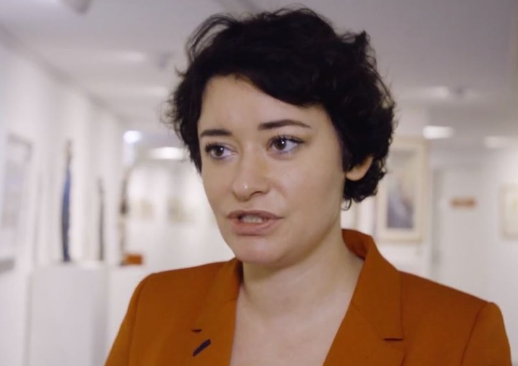 Wręczenie zaświadczeń o wyborze posłów. Rzeczniczka SLD wyszła w koszulce "Żądamy legalnej aborcji"