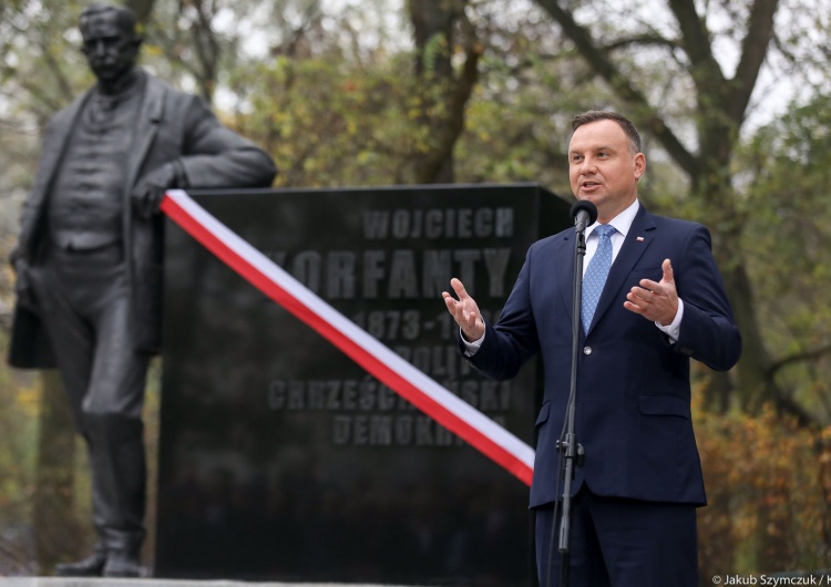 Gazeta.pl: „Gumkowanie” Trzaskowskiego ze zdjęć prezydenta Dudy. Internautka postanowiła to sprawdzić