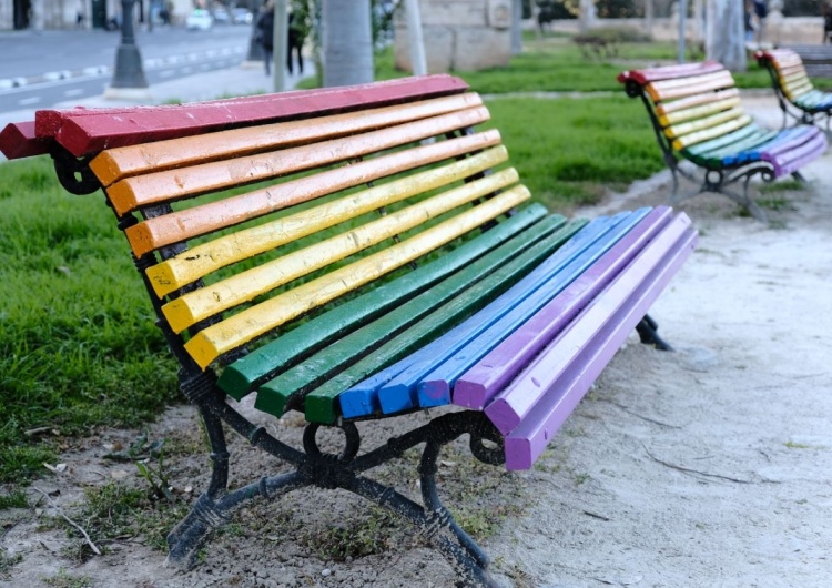 W Kielcach stanie 20 "tęczowych ławek". Koszt projektu: 135 tys. złotych