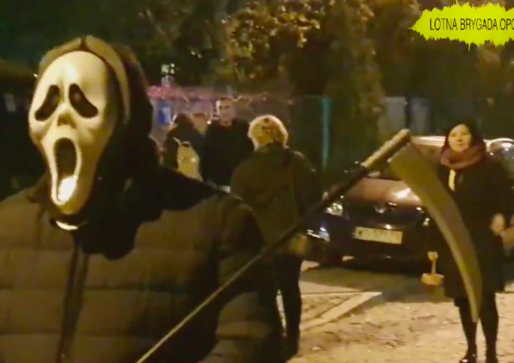 "Cukierek albo psikus". "Obrońcy demokracji" pod domem J. Kaczyńskiego w Halloween. Interwencja policji