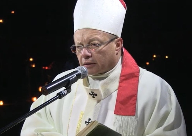  Abp Ryś na cmentarzu dla bezdomnych: "W Bogu wszyscy mają imię!"