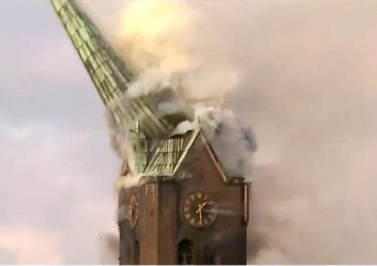  [video] Spłonął historyczny kościół pw. Matki Bożej. Zarejestrowano moment upadku iglicy