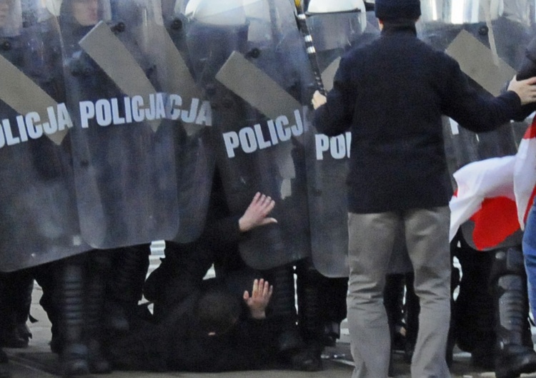 Tomasz Gutry [Nasza Fotorelacja] Policja. "S". Morze flag. Strzały. Straż. Marsze Niepodległości w ostatnich latach