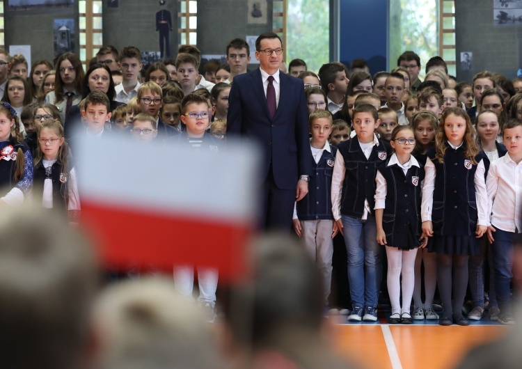  Premier wraz z dziećmi ze szkoły podstawowej odśpiewał "Mazurka Dąbrowskiego": To było piękne