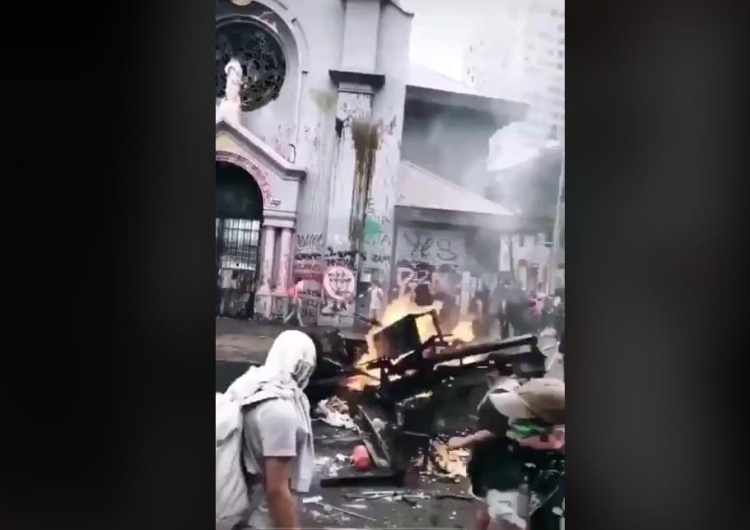  [video] Antifa niszczy kościół w Chile. Szokujący film