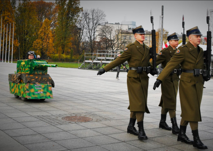 Kolejny skandaliczny happening „Lotnej Brygady Opozycji”. Tym razem przed pomnikiem smoleńskim