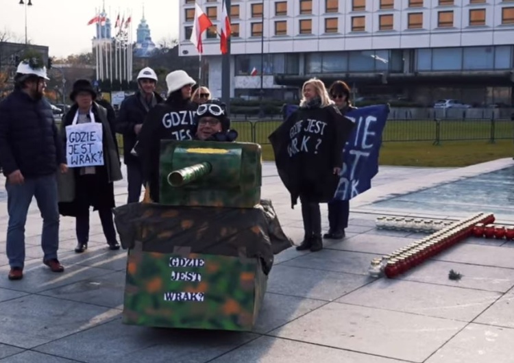 No proszę. Dziennikarka GW: Papierowy czołg przy Grobie Nieznanego Żołnierza to brak szacunku do munduru