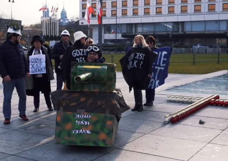  No proszę. Dziennikarka GW: Papierowy czołg przy Grobie Nieznanego Żołnierza to brak szacunku do munduru