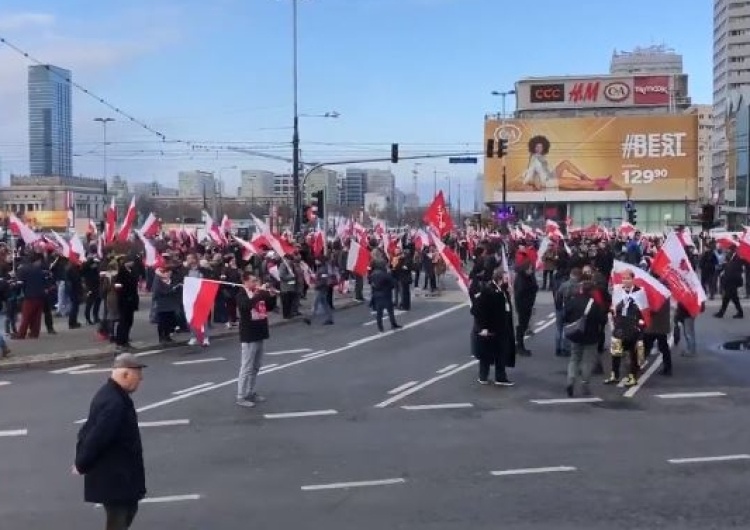  [video] Marsz Niepodległości. Potężnieje tłum na Rondzie Dmowskiego w Warszawie