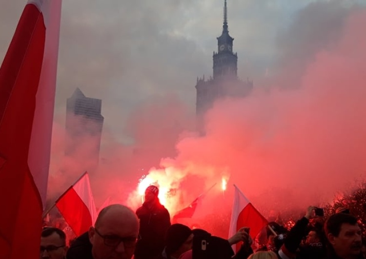 Polska flaga z symbolem LGBT, blokowanie pochodu przez Obywateli RP. Prowokacje na Marszu Niepodległości