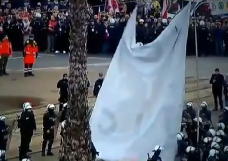  [Wideo] Marsz Niepodległości: Rozwiązano manifestację Obywateli RP. Policja zdjęła baner "konstytucja"