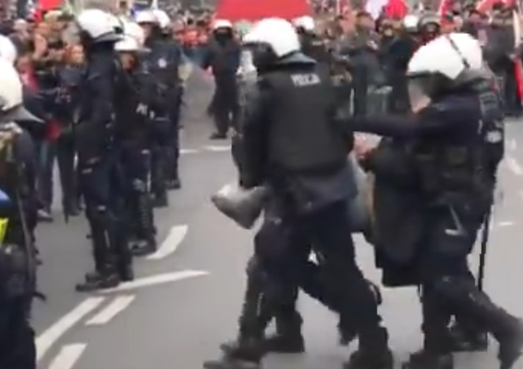  [video] A tak policja poradziła sobie z Pawłem Kasprzakiem, który usiłował zablokować MN