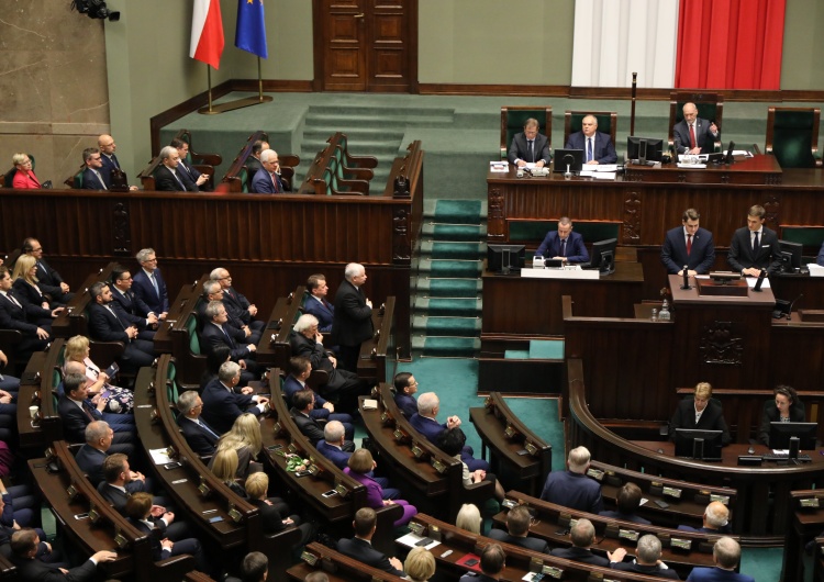  Ostre komentarze po inauguracji Sejmu: "Jedna pani w podkoszulce, druga z szalikiem....i pan w koszuli"