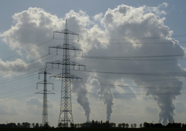  Wicepremier Morawiecki chce walczyć ze smogiem. Proponuje tańszy prąd oraz badanie spalin w samochodach