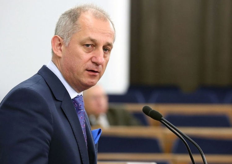 Piwko w przerwie między głosowaniami w Sejmie? "Mam 18 lat i mogę...". Kolejna wpadka Neumanna