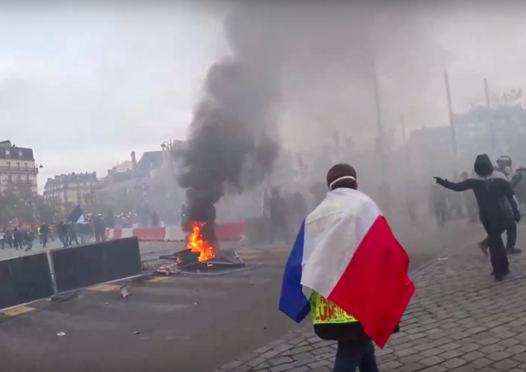  Gorąco na ulicach Paryża. Pożar i zamieszki w rocznicę pierwszego protestu "żółtych kamizelek"