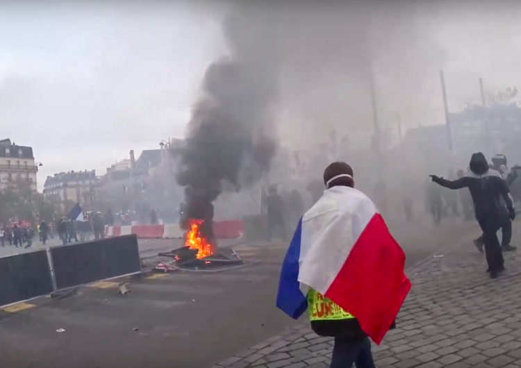 Gorąco na ulicach Paryża. Pożar i zamieszki w rocznicę pierwszego protestu "żółtych kamizelek"