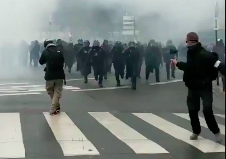  [video] "Żółte kamizelki" we Francji. Manifestanci publikują filmy i oskarżają policję o brutalność