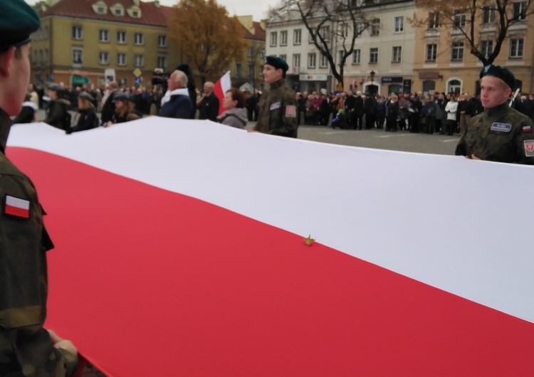 Flaga dla Niepodległej w Łowiczu