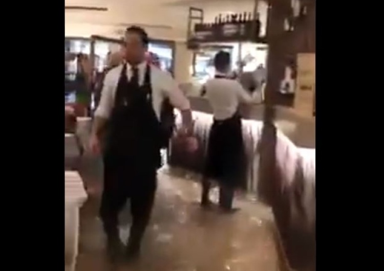  [video] Woda po kolana w restauracji? Żaden problem! W Wenecji kelnerzy w kaloszach serwują pizzę