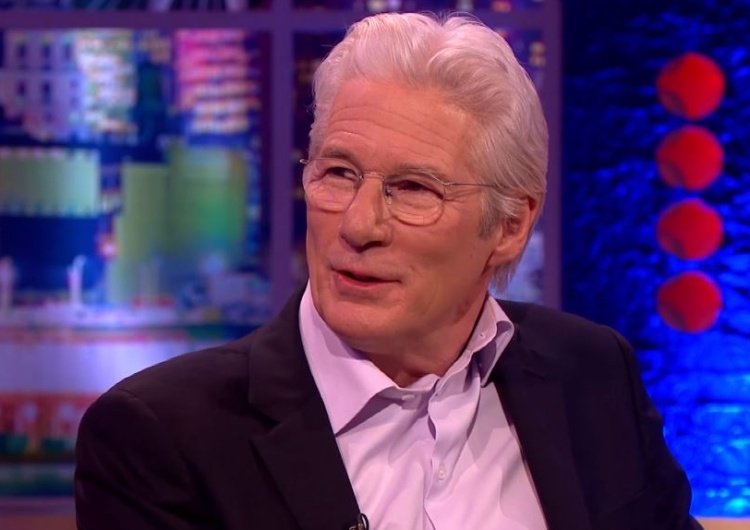  Richard Gere na spotkaniu o prawach człowieka w biurze Bodnara. Dostał przypinkę z napisem "KonsTYtucJA"